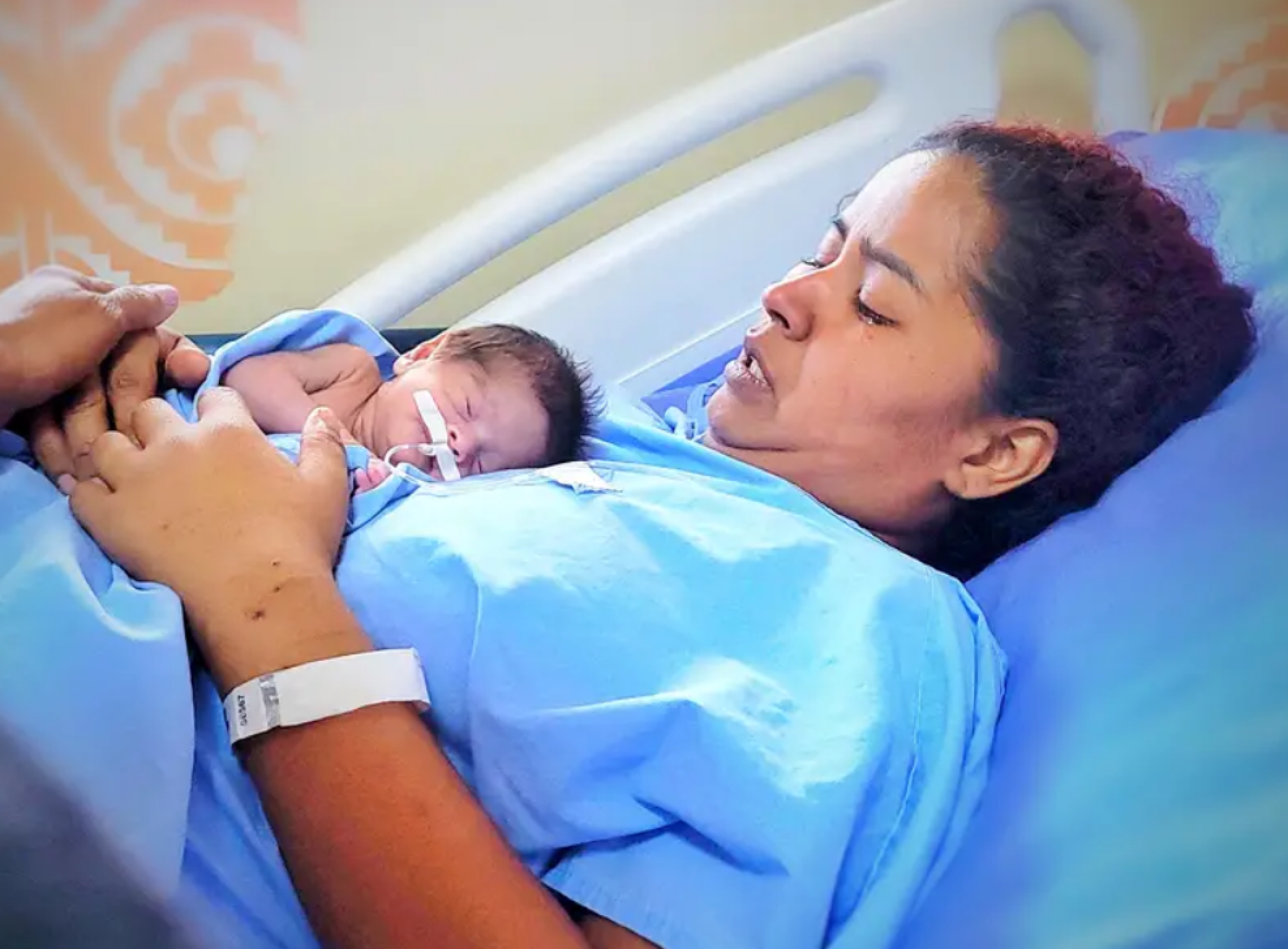 Mãe conhece filha 30 dias após o nascimento depois de passar um mês em coma