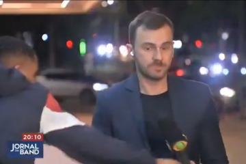 O jornalista Igor Calian trabalhava na Avenida Faria Lima, em São Paulo, quando um assaltante passou de bicicleta e tentou furtar o celular do repórter, que conseguiu desviar -  (crédito: Band TV/Reprodução)