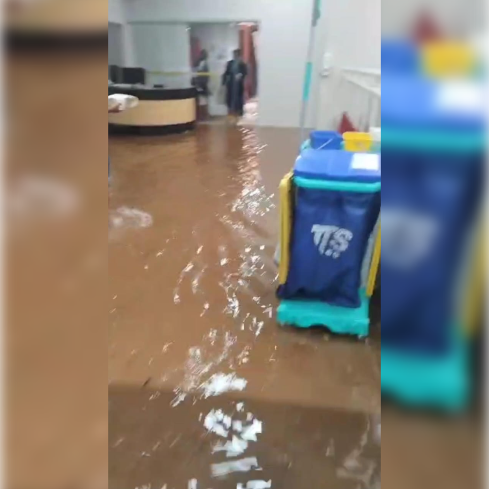 O espaço interno do hospital ficou repleto dágua