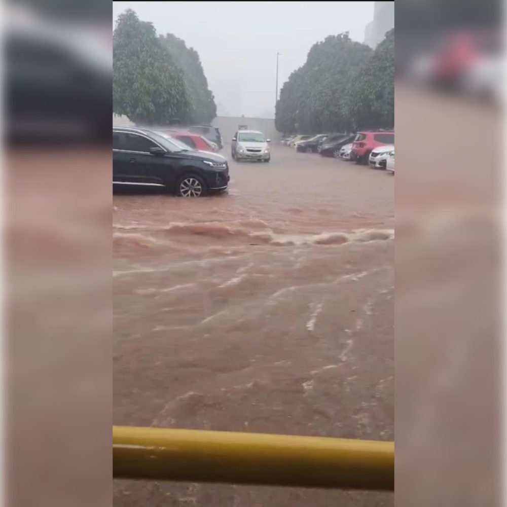 O estacionamento foi o local mais atingido pela chuva. Josimeire Franco ficou ilhada em seu carro