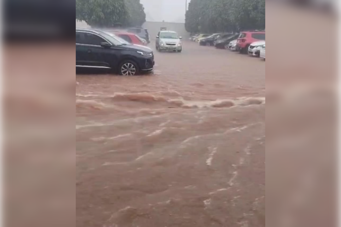 O estacionamento foi o local mais atingido pela chuva. Josimeire Franco ficou ilhada em seu carro - (crédito: Foto: Imagens cedidas ao Correio) O estacionamento foi o local mais atingido pela chuva. Josimeire Franco ficou ilhada em seu carro - (crédito: Foto: Imagens cedidas ao Correio)