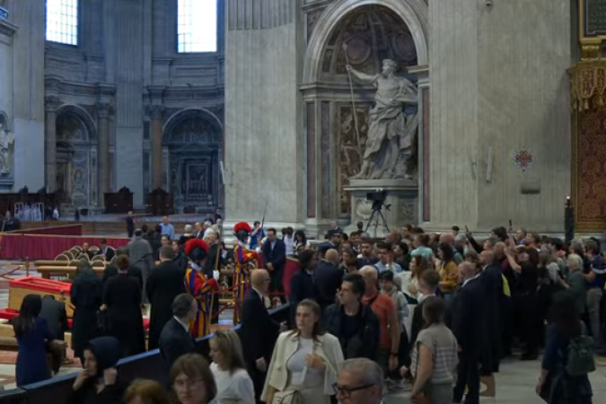 Fieis se organizam para despedida do papa Francisco