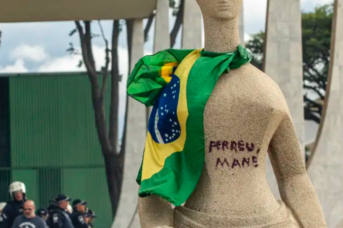 Débora Rodrigues dos Santos ite ter usado uma espécie de batom para pichar uma estátua localizada em frente ao Supremo Tribunal Federal (STF). Seu caso voltará a julgamento na sexta-feira (25/4) - (crédito: Supremo Tribunal Federal) Débora Rodrigues dos Santos ite ter usado uma espécie de batom para pichar uma estátua localizada em frente ao Supremo Tribunal Federal (STF). Seu caso voltará a julgamento na sexta-feira (25/4) - (crédito: Supremo Tribunal Federal)