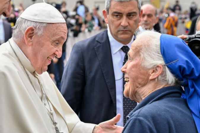 Enquanto os cardeais e outros líderes da Igreja passavam, a freira francesa permaneceu imóvel por alguns minutos diante do caixão - (crédito: Getty Images) Enquanto os cardeais e outros líderes da Igreja passavam, a freira francesa permaneceu imóvel por alguns minutos diante do caixão - (crédito: Getty Images)