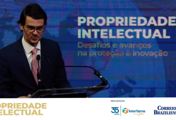 Renato Porto, presidente-executivo da Associação da Industria Farmacêutica de pesquisa (Interfarma) -  (crédito: Reprodução Youtube)