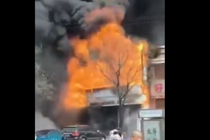 Incêndio em restaurante na China deixou 22 mortos - (crédito: Reprodução Redes Sociais) Incêndio em restaurante na China deixou 22 mortos - (crédito: Reprodução Redes Sociais)