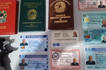Polícia apreendeu documentos funcionais falsos na casa de golpista que fingia ser médico da ONU -  (crédito: PCGO / Divulgação)