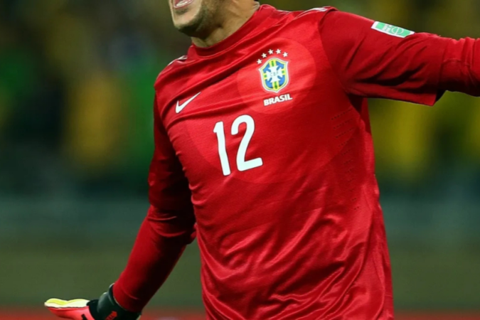 A tonalidade difere das tradicionais amarelo, azul e branco, e remete a uma polêmica surgida em abril, quando circulou nas redes sociais o rumor de que a CBF lançaria um terceiro uniforme vermelho para a Seleção - (crédito: Platobr Esportes) A tonalidade difere das tradicionais amarelo, azul e branco, e remete a uma polêmica surgida em abril, quando circulou nas redes sociais o rumor de que a CBF lançaria um terceiro uniforme vermelho para a Seleção - (crédito: Platobr Esportes)