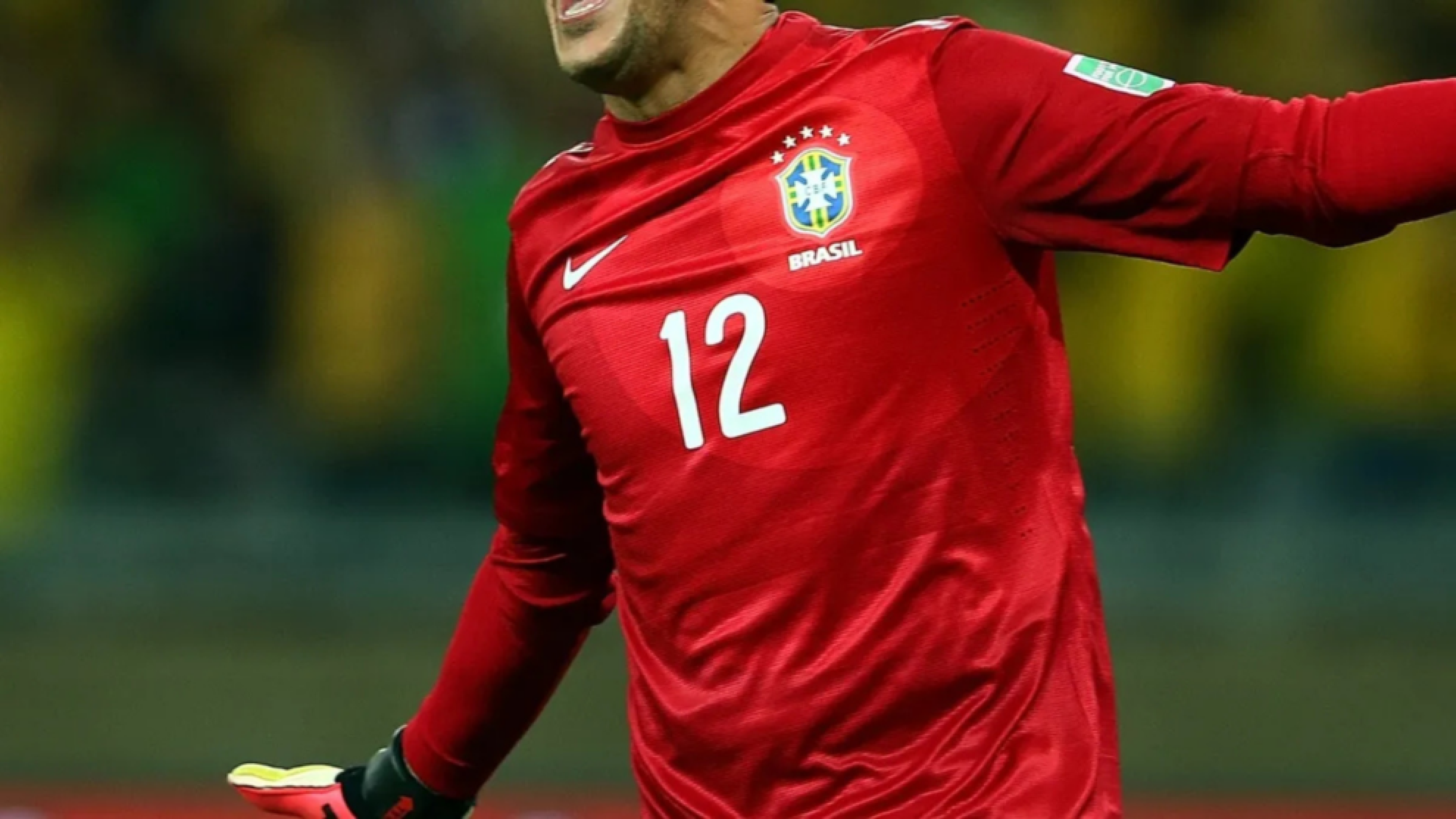 A tonalidade difere das tradicionais amarelo, azul e branco, e remete a uma polêmica surgida em abril, quando circulou nas redes sociais o rumor de que a CBF lançaria um terceiro uniforme vermelho para a Seleção -  (crédito: Platobr Esportes)