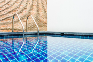 Cuidado com os ralos: Antes de entrar na água, é fundamental conferir a segurança dos ralos e o estado das lajotas ao redor da piscina. Dependendo da pressão, ralos podem sugar cabelos de crianças, havendo até casos de morte por afogamento.  -  (crédito: freepik lifeforstock)