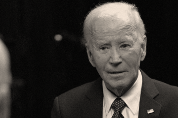 Biden (ao lado de Nick Robinson, da BBC) chama o princípio de defesa mútua da Otan de 'obrigação sagrada'  -  (crédito: BBC)