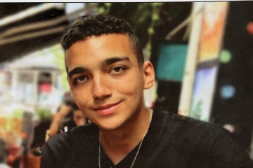 Pôster com o retrato do refém israelense-americano Edan Alexander, mantido na Faixa de Gaza desde os ataques de 7 de outubro de 2023 contra Israel por militantes do Hamas -  (crédito: AFP)