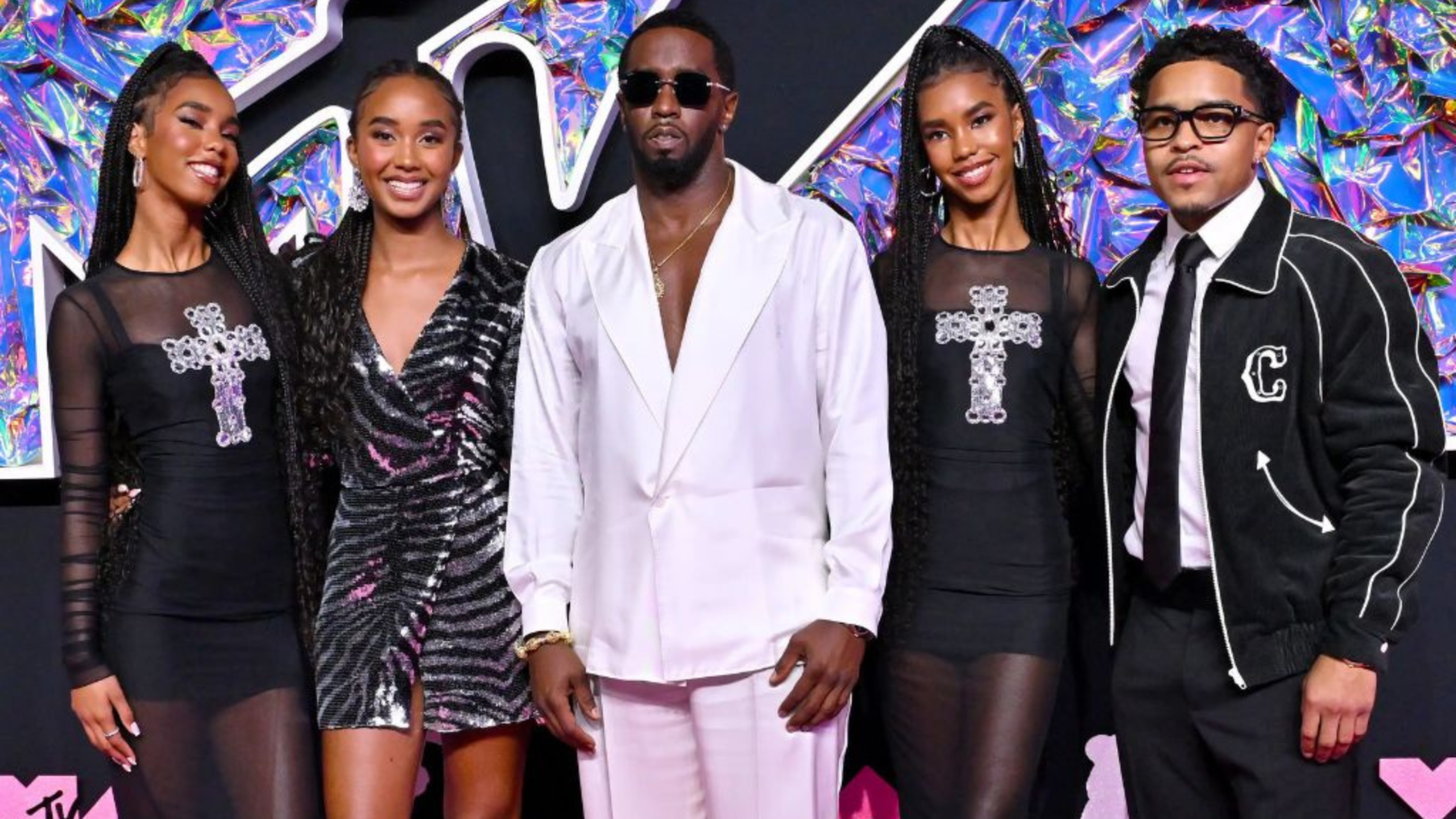 Filhos de P. Diddy surgem de mãos dadas no 1º dia de julgamento do pai