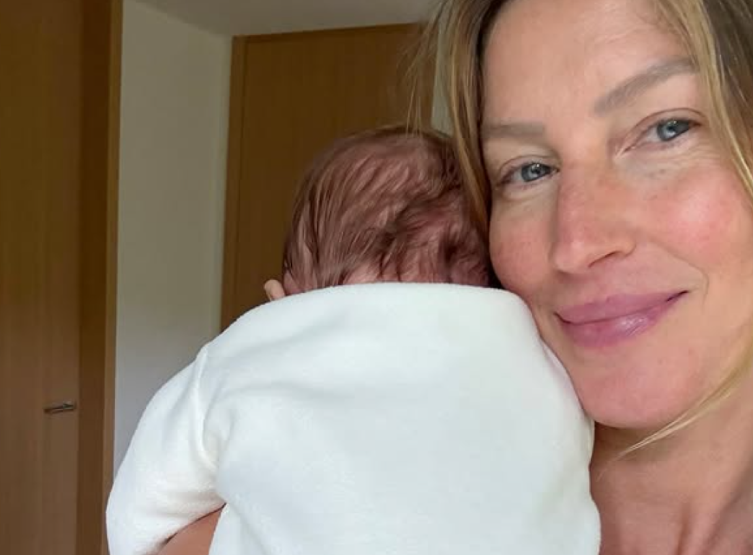 Gisele Bündchen posta primeira foto do caçula no Dia das Mães