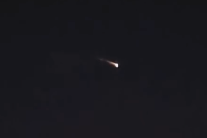 Lixo espacial é avistado no céu de Brasília no início da noite de quarta-feira (14/5) - (crédito: Reprodução/redes sociais) Lixo espacial é avistado no céu de Brasília no início da noite de quarta-feira (14/5) - (crédito: Reprodução/redes sociais)