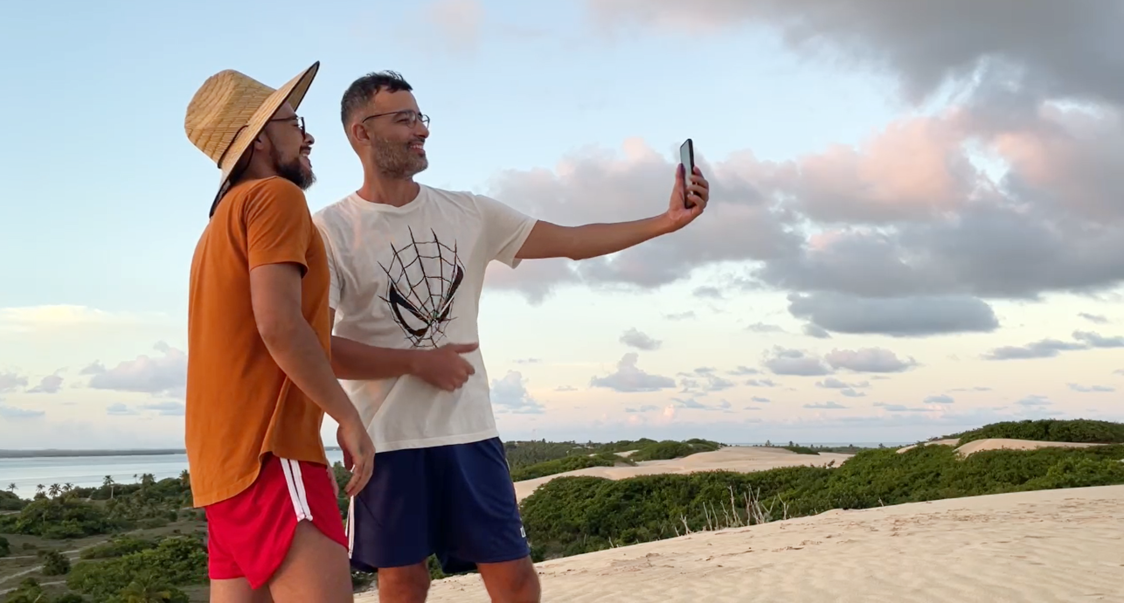 O ator e produtor Josuel Junior e o artista visual Arthur Scovino no projeto Expedição Mangue Seco