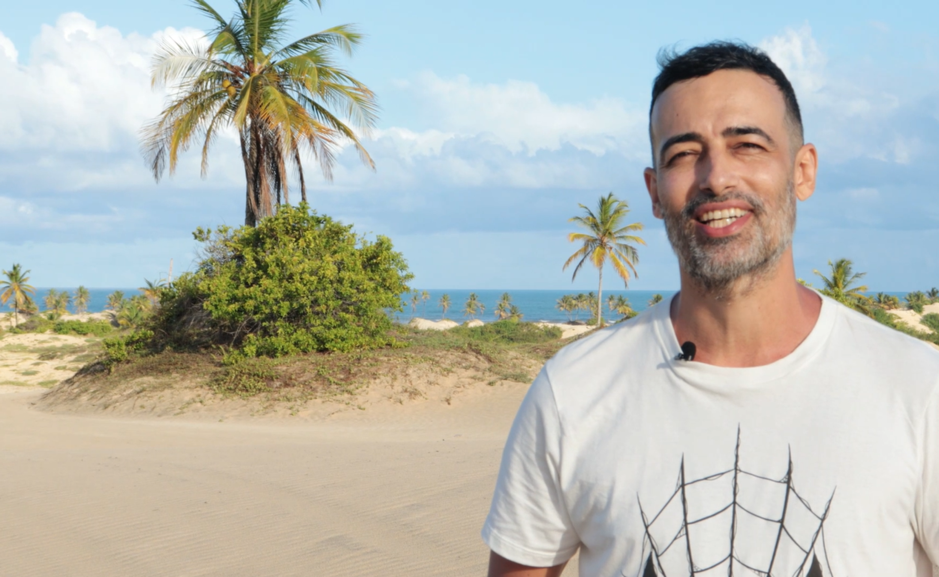 O artista visual Arthur Scovino no projeto Expedição Mangue Seco