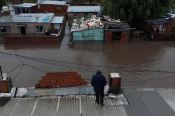 Ainda assim, o número de evacuados foi menos da metade do que na noite do último sábado (17/5) -  (crédito: Luis Robayo / AFP)