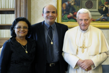 Fundador da Obra de Maria, Gilberto Gomes Barbosa, com papa Bento 