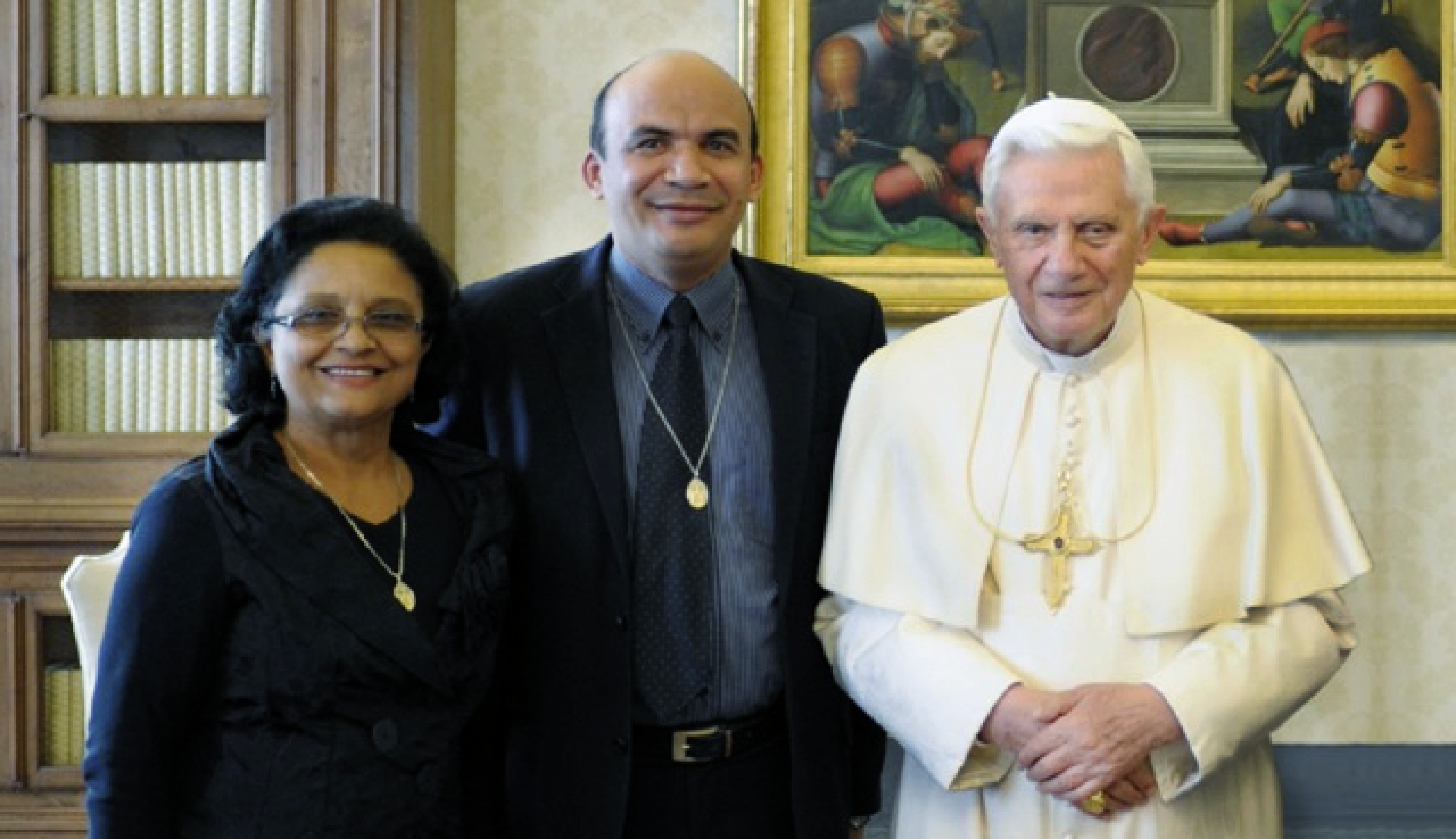 Fundador da Obra de Maria, Gilberto Gomes Barbosa, com papa Bento 
