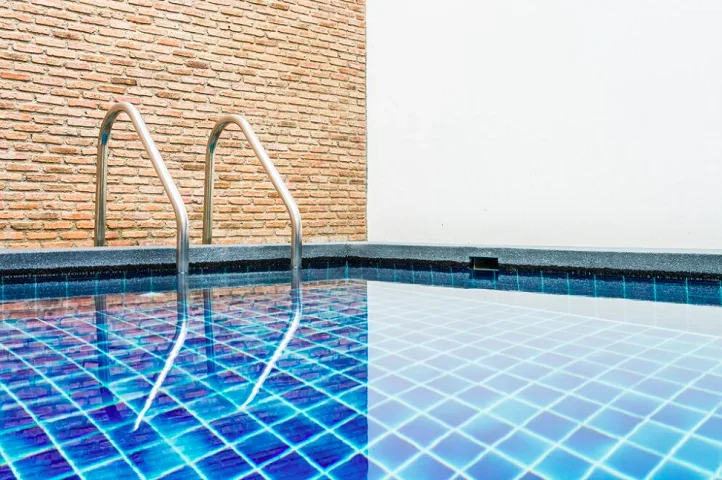 Cuidado com os ralos: Antes de entrar na água, é fundamental conferir a segurança dos ralos e o estado das lajotas ao redor da piscina. Dependendo da pressão, ralos podem sugar cabelos de crianças, havendo até casos de morte por afogamento.  -  (crédito: freepik lifeforstock)