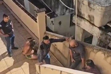 Um homem e uma mulher foram presos por manter o cadáver do pai dentro de casa por seis meses -  (crédito: Reprodução )
