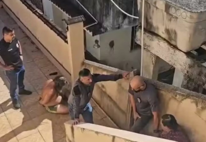 Um homem e uma mulher foram presos por manter o cadáver do pai dentro de casa por seis meses - (crédito: Reprodução ) Um homem e uma mulher foram presos por manter o cadáver do pai dentro de casa por seis meses - (crédito: Reprodução )