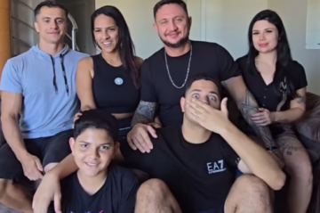 Composta por quatro pessoas, dois adolescentes e gatos de estimação, a família deixa claro nas redes sociais: 'Não é bagunça, é organização afetiva'
 -  (crédito: Reprodução/redes sociais)