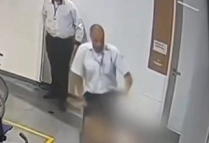 Paciente em cadeiras de rodas e usando colar cervical é agredido no Hospital de Urgência de São Bernardo do Campo  -  (crédito: Reprodução)