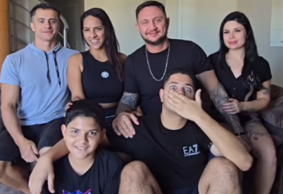 Composta por quatro pessoas, dois adolescentes e gatos de estimação, a família deixa claro nas redes sociais: