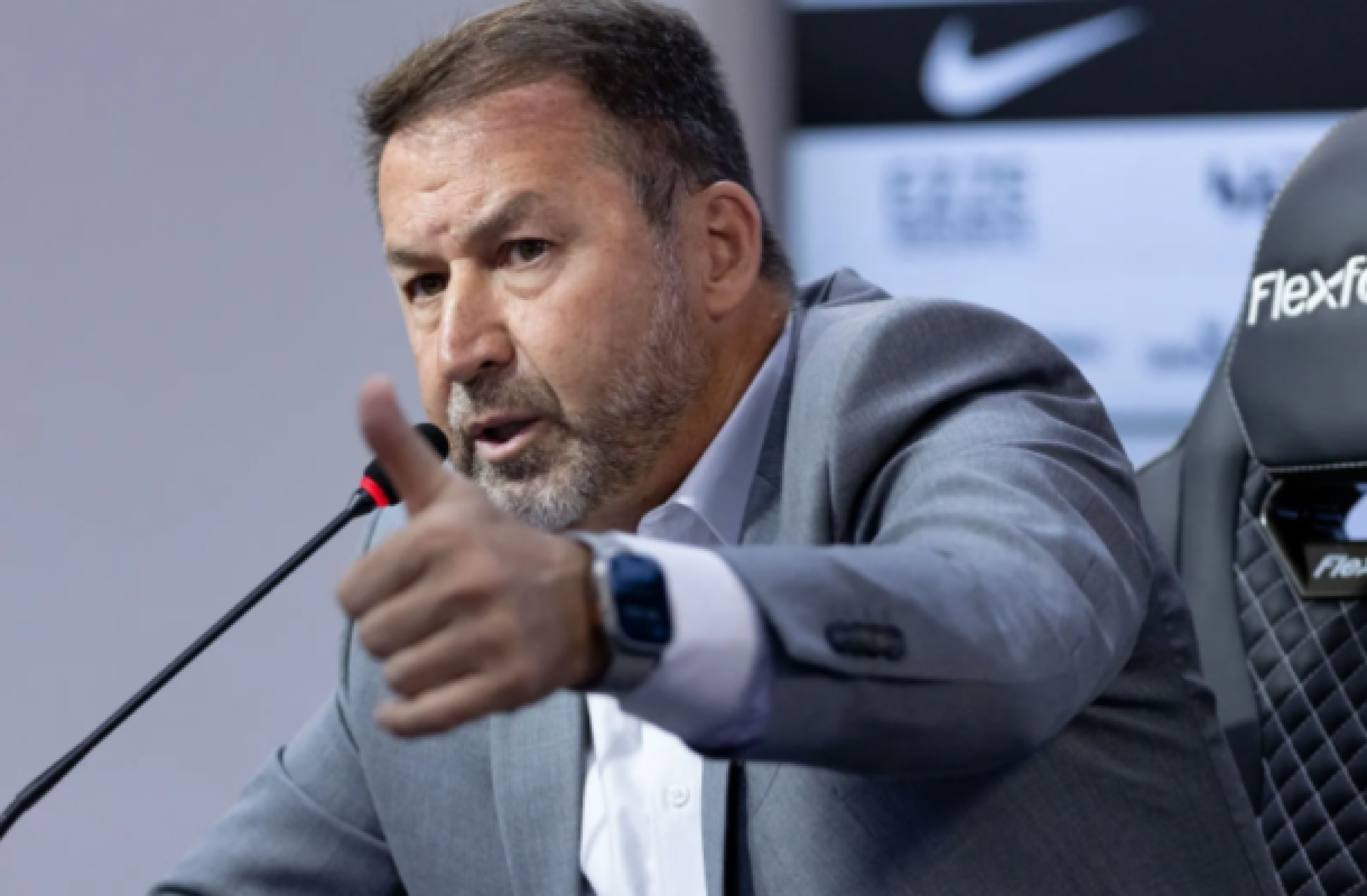 Organizada do Corinthians pede a renúncia de Augusto Melo