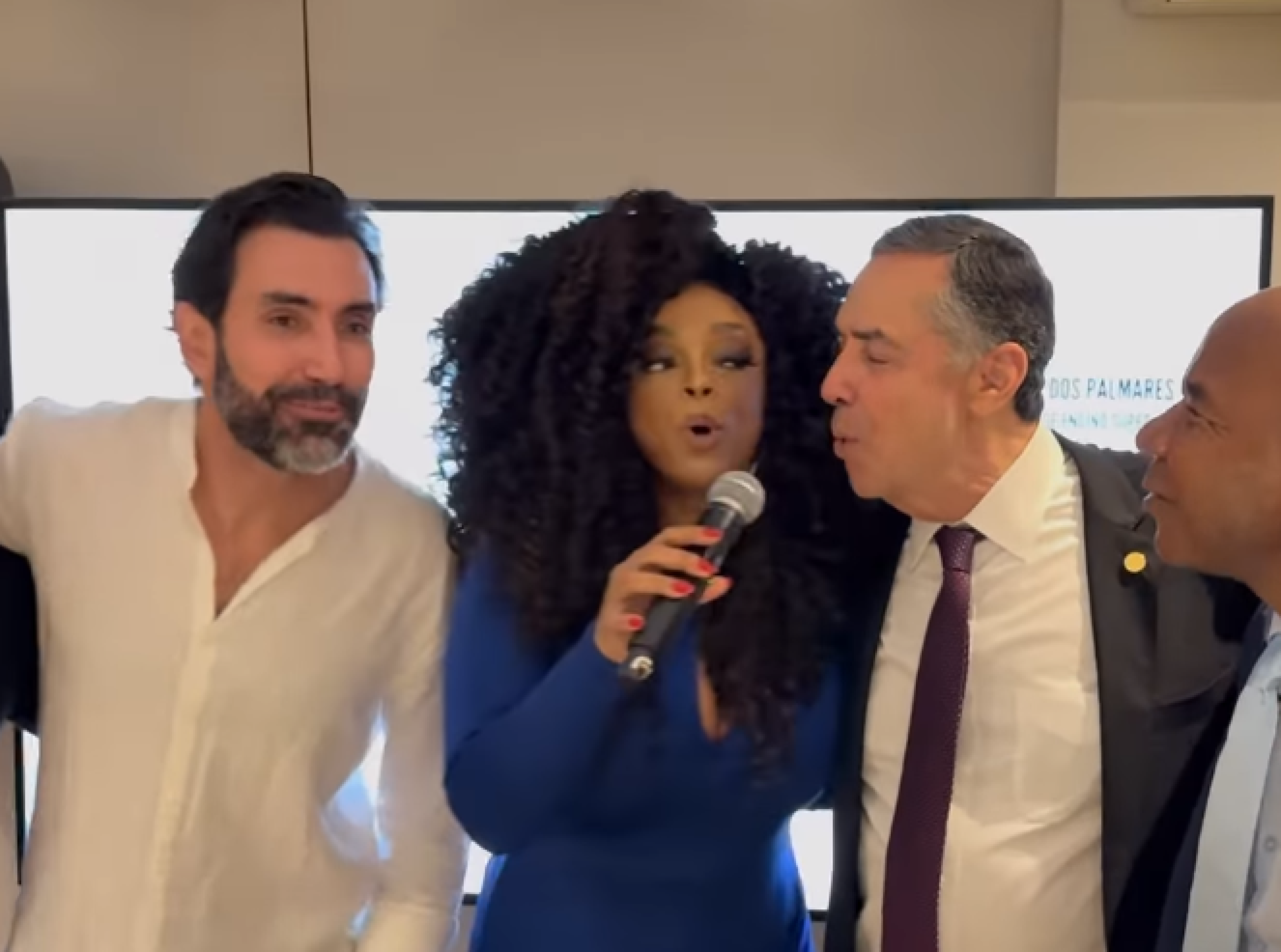Barroso canta samba com CEO do Ifood em jantar do empresário