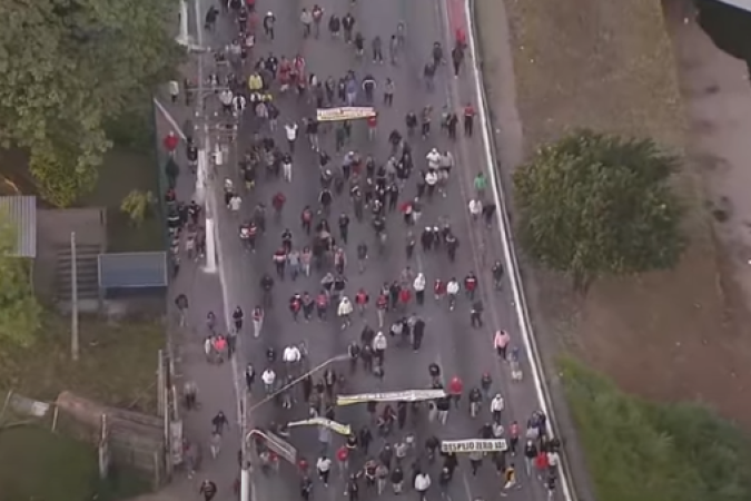 Moradores interditaram a Marginal Pinheiros em protesto pedindo por moradias - (crédito: Reprodução Globo SP ) Moradores interditaram a Marginal Pinheiros em protesto pedindo por moradias - (crédito: Reprodução Globo SP )