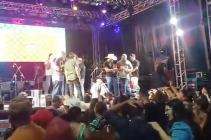 Registrado em vídeo, o momento viralizou nas redes sociais. Registrado em vídeo, o momento viralizou nas redes sociais.