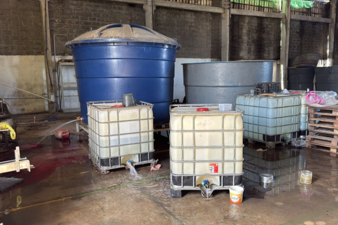 Operação Ronda Agro LXXXVIII, apelidada Pagode Russo, flagrou produção clandestina de bebidas em galpão do município de Paulista, em Recife - (crédito: Divulgação/Ministério da Agricultura e Pecuária) Operação Ronda Agro LXXXVIII, apelidada Pagode Russo, flagrou produção clandestina de bebidas em galpão do município de Paulista, em Recife - (crédito: Divulgação/Ministério da Agricultura e Pecuária)