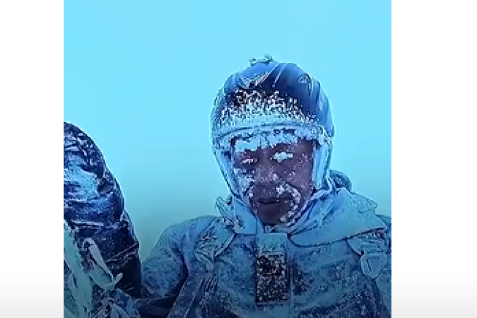 Homem de 55 anos fazia teste em equipamento quando foi capturado por uma onda de ar que o levantou a 8,5 mil metros de altura - (crédito: Reprodução CGTN America) Homem de 55 anos fazia teste em equipamento quando foi capturado por uma onda de ar que o levantou a 8,5 mil metros de altura - (crédito: Reprodução CGTN America)