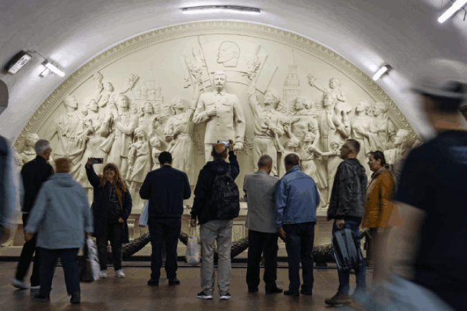 O presidente russo, que antes condenava os crimes de Stalin, ou a elogiá-lo. - (crédito: Getty Images) O presidente russo, que antes condenava os crimes de Stalin, ou a elogiá-lo. - (crédito: Getty Images)