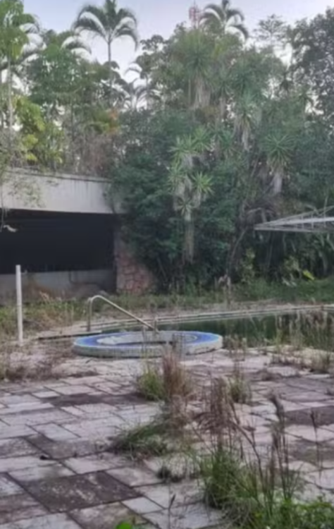 Vídeo revela mansão de Pelé abandonada, com mato alto e alvo de furtos -  (crédito: Redes Sociais)