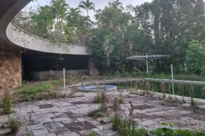 Vídeo revela mansão de Pelé abandonada, com mato alto e alvo de furtos - (crédito: Redes Sociais) Vídeo revela mansão de Pelé abandonada, com mato alto e alvo de furtos - (crédito: Redes Sociais)