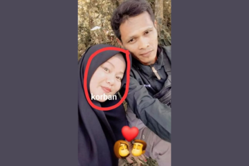 Na foto, Munirah aparece ao lado do marido. Em indonésio, a palavra 'korban' significa vítima
 -  (crédito: Reprodução)
