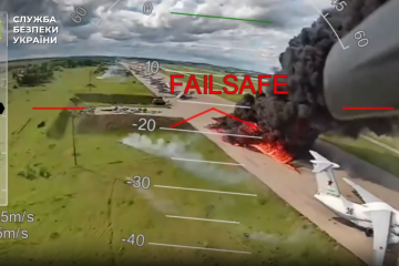 Esta imagem de satélite mostra aeronaves militares, algumas destruídas, na base aérea de Belaya em 4 de junho -  (crédito: PLANET LABS/REUTERS)