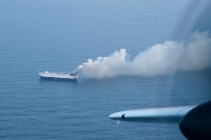 O projeto busca reduzir progressivamente as emissões de carbono dos barcos a partir de 2028 e contempla estabelecer uma taxa para os navios excessivamente poluentes -  (crédito: United States Coast Guard News / Departamento de Segurança Interna)