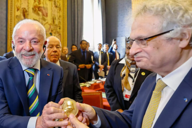 Lula é homenageado na Academia Francesa, em Paris