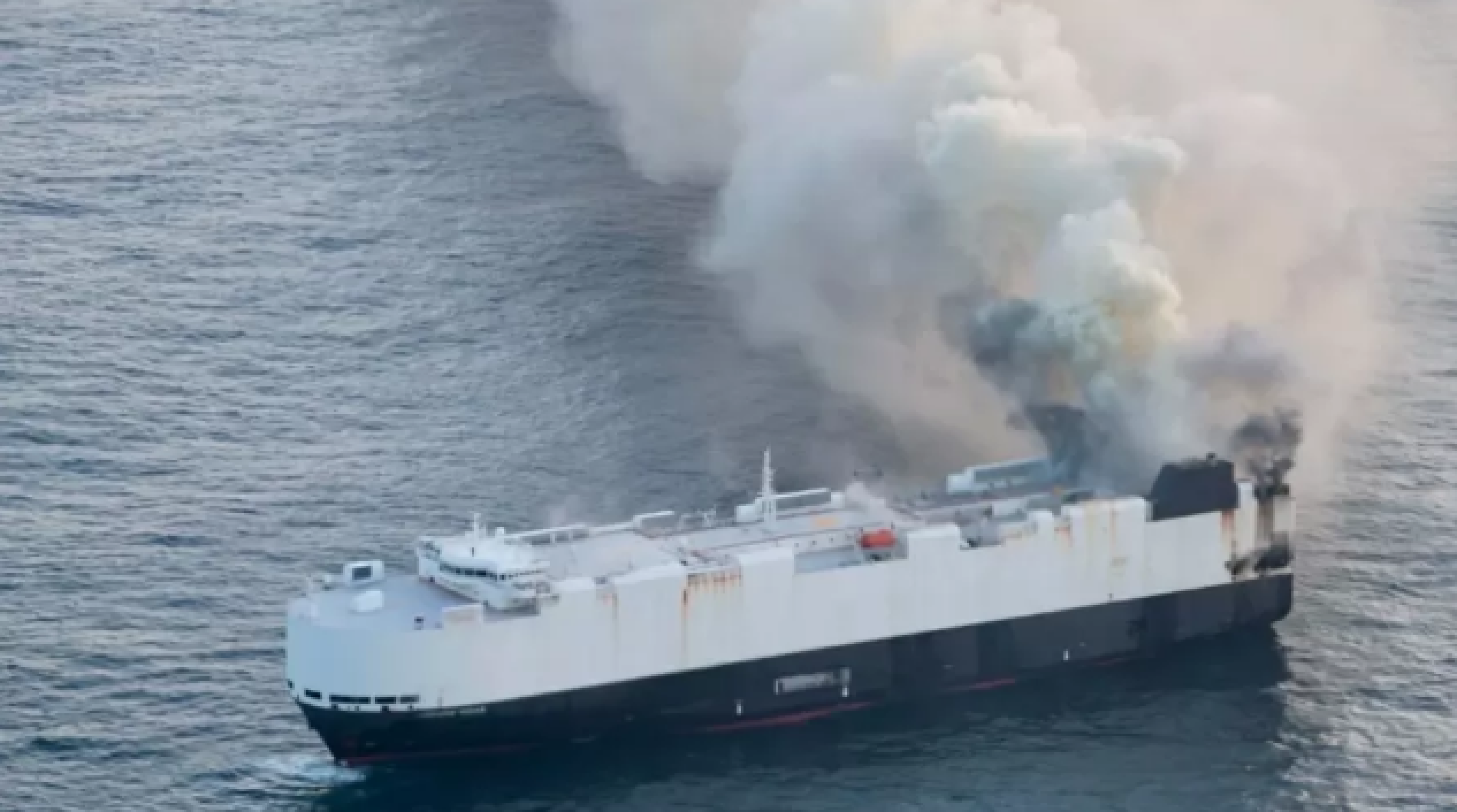'Navio fantasma' com mais de 3 mil veículos pega fogo no Oceano Pacífico 
