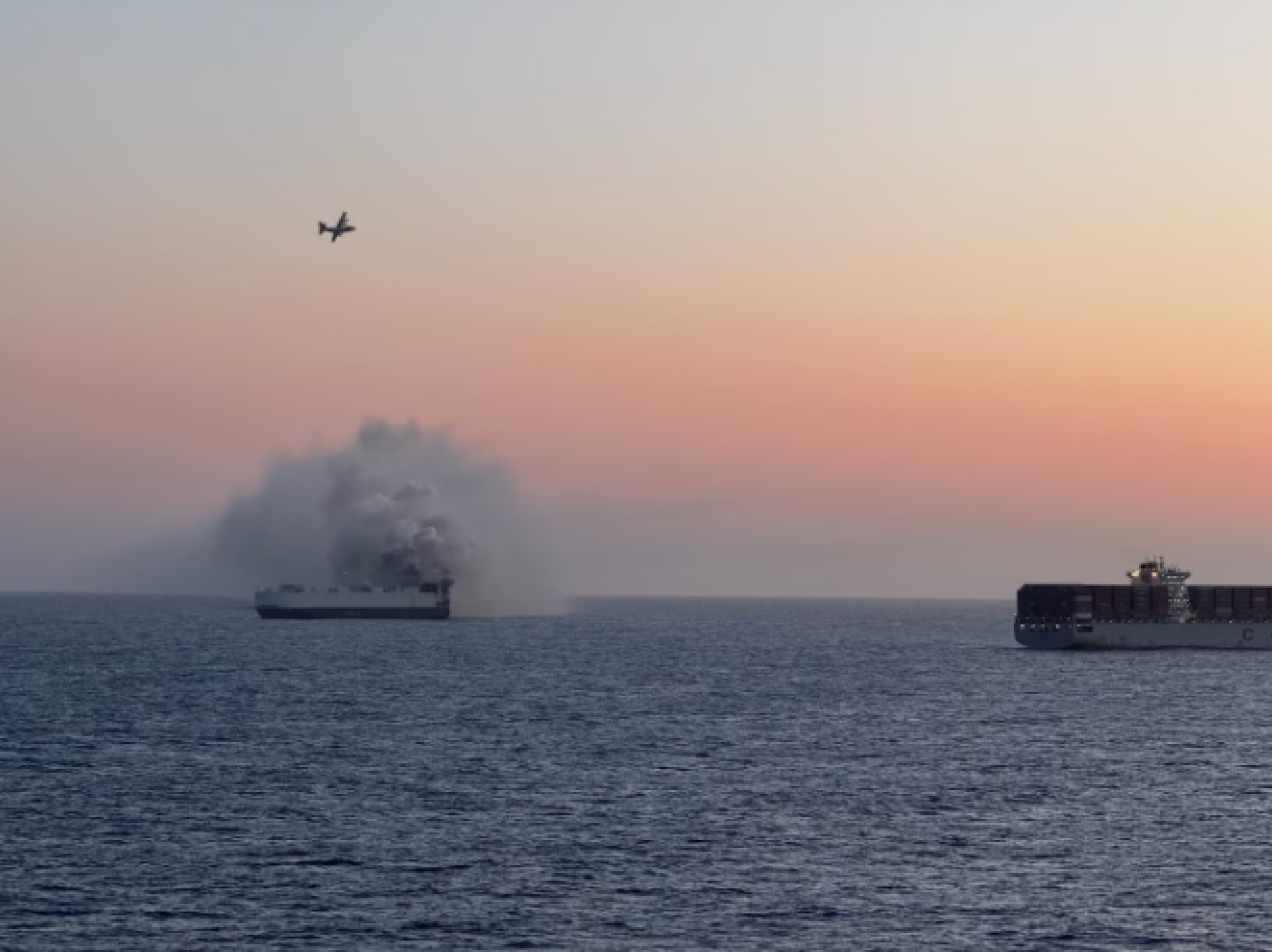 Navio fantasma com mais de 3 mil ve&iacute;culos est&aacute; &agrave; deriva no pac&iacute;fico 