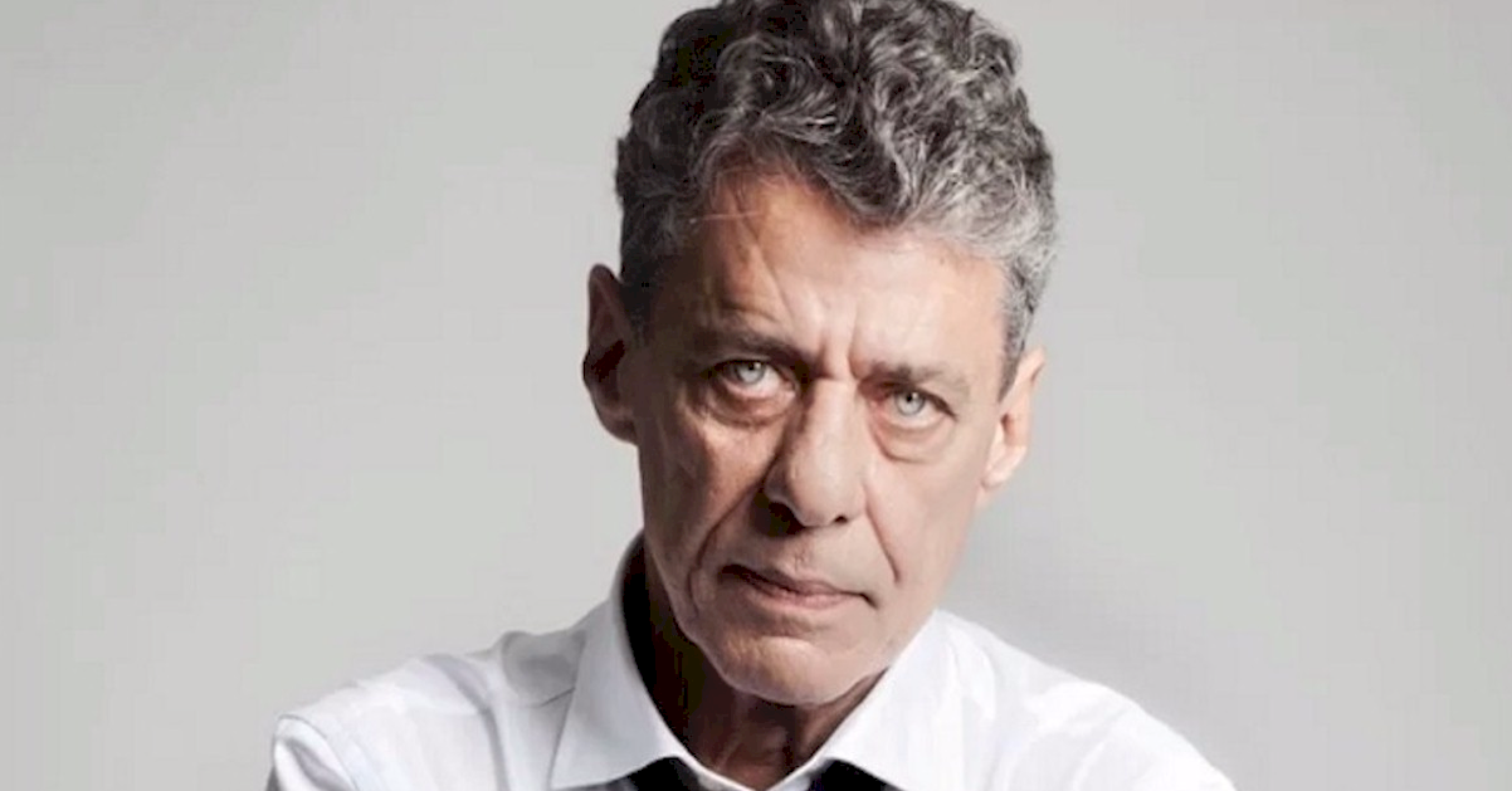 Chico Buarque deixa hospital com saúde renovada após cirurgia