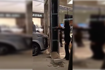 Criança bate carro elétrico exposto em shopping de São Paulo -  (crédito: Reprodução/Redes Sociais )