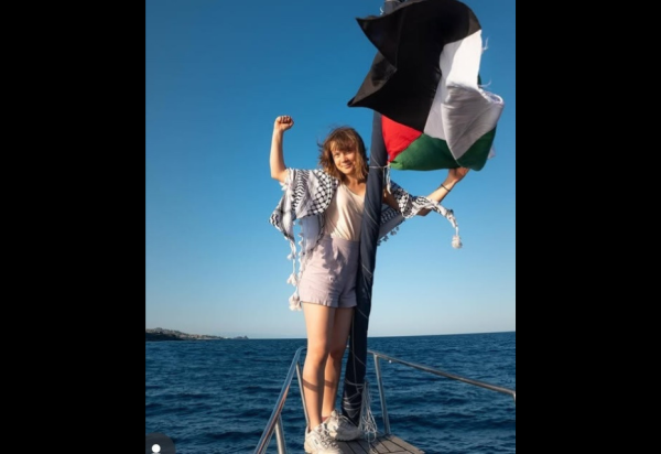 Greta Thunberg a bordo do veleiro Madleen, ao lado da bandeira da Palestina: 'Sou um ser humano e não posso me permitir ver o que acontece em Gaza e na Palestina, e não fazer nada' - (crédito: Arquivo pessoal)
