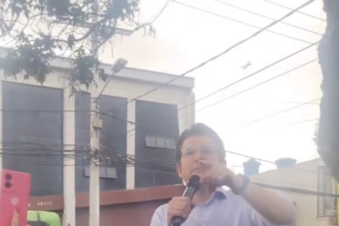 Imagens que viralizaram nas redes mostram o momento em que uma mulher conversa com o adolescente suspeito de atirar no senador Miguel Uribe, durante discurso em local público, na Colômbia - (crédito: Reprodução redes sociais) Imagens que viralizaram nas redes mostram o momento em que uma mulher conversa com o adolescente suspeito de atirar no senador Miguel Uribe, durante discurso em local público, na Colômbia - (crédito: Reprodução redes sociais)