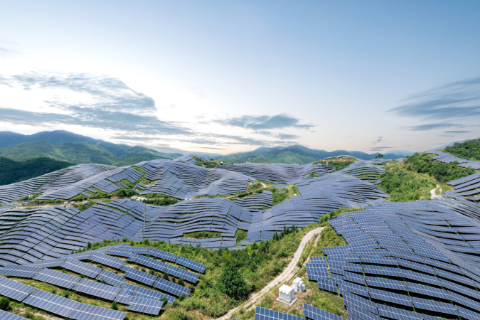 Campo de painéis solares perto de uma usina energética movida a carvão, em Xangai, na China - (crédito: Getty Images) Campo de painéis solares perto de uma usina energética movida a carvão, em Xangai, na China - (crédito: Getty Images)
